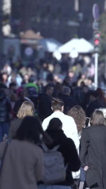 KYIV, UKRAINE - 6 Ekim 2024: Birçok insanın sonbaharda yavaş çekimde sokakta yürüdüğü dikey video