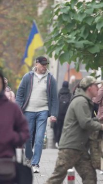 KYIV, UKRAINE - 6 Ekim 2024: Sonbaharda Ukrayna 'nın Kyiv kentinde kalabalık bir caddenin dikey videosu
