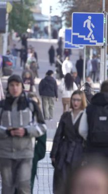 KYIV, UKRAINE - 6 Ekim 2024: Sonbaharda Ukrayna 'nın Kyiv kentinde kalabalık bir caddenin dikey videosu