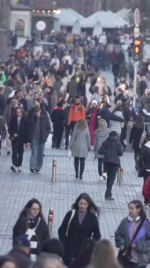 KYIV, UKRAINE - 6 Ekim 2024: Sonbaharda bir şehir caddesinde kalabalığın dikey videosu.