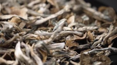 Kurutulmuş psilosibin mantarlarına yakın plan Altın Öğretmen