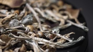 Sihirli mantarlar - kurutulmuş psilosibin mantarları Altın Öğretmen