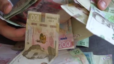 Ukrayna para biriminin dikey videosu - Hryvnia