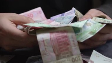 Ukrayna para biriminin dikey videosu - Hryvnia