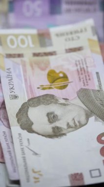 Ukrayna para biriminin dikey videosu - Hryvnia