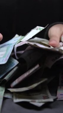 Ukrayna para biriminin dikey videosu - Hryvnia