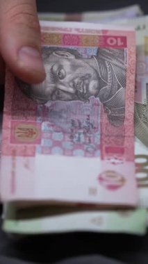 Ukrayna para biriminin dikey videosu - Hryvnia