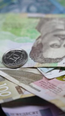 Ukrayna para biriminin dikey videosu - Hryvnia
