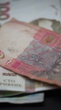 Ukrayna para biriminin dikey videosu - Hryvnia