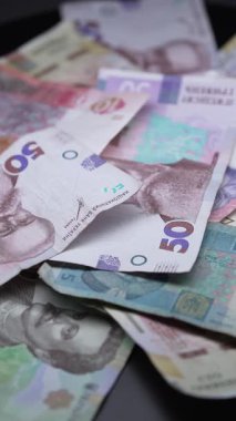 Ukrayna para biriminin dikey videosu - Hryvnia