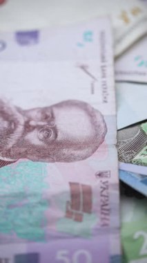 Ukrayna para biriminin dikey videosu - Hryvnia