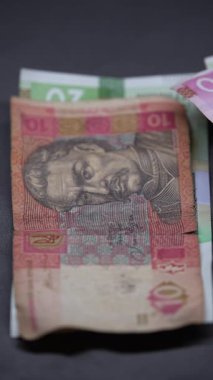 Ukrayna para biriminin dikey videosu - Hryvnia