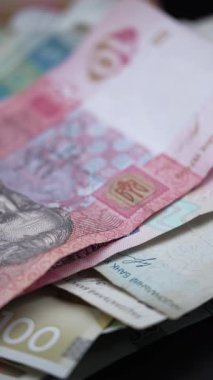 Ukrayna para biriminin dikey videosu - Hryvnia
