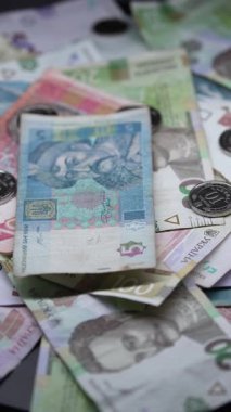 Ukrayna para biriminin dikey videosu - Hryvnia