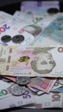 Ukrayna para biriminin dikey videosu - Hryvnia