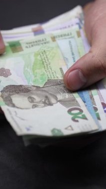 Ukrayna para biriminin dikey videosu - Hryvnia