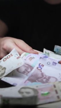 Ukrayna para birimi Hryvnia 'nın dikey videosu