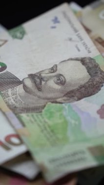 Hryvnia 'nın dikey videosu - Ukrayna' nın ulusal para birimi