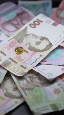 Hryvnia 'nın dikey videosu - Ukrayna' nın ulusal para birimi