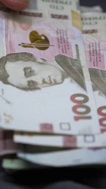 Hryvnia 'nın dikey videosu - Ukrayna' nın ulusal para birimi