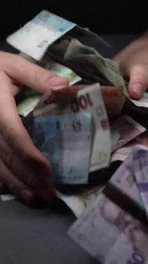 Hryvnia 'nın dikey videosu - Ukrayna' nın ulusal para birimi