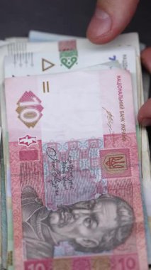 Hryvnia 'nın dikey videosu - Ukrayna' nın ulusal para birimi