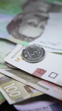 Hryvnia 'nın dikey videosu - Ukrayna' nın ulusal para birimi