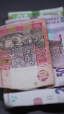 Hryvnia 'nın dikey videosu - Ukrayna' nın ulusal para birimi