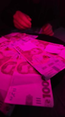 Ukrayna 'nın ulusal para birimi - 1000 Hryvnia, dikey video