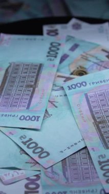 Ukrayna 'nın ulusal para birimi - 1000 Hryvnia, dikey video