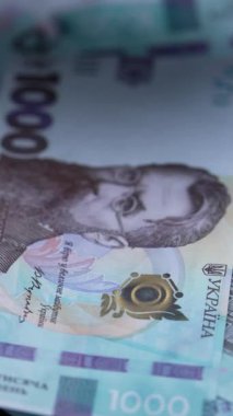 Ukrayna parası - 1000 Hryvnia, yakın plan, dikey video