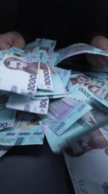Ukrayna parası - 1000 Hryvnia, yakın plan, dikey video