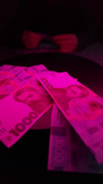 Ukrayna parası - 1000 Hryvnia, yakın plan, dikey video
