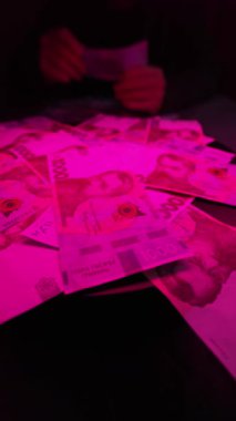 Ukrayna parası - 1000 Hryvnia, yakın plan, dikey video