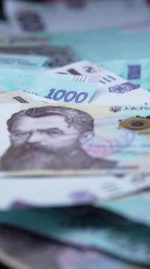 Ukrayna parası - 1000 Hryvnia, yakın plan, dikey video