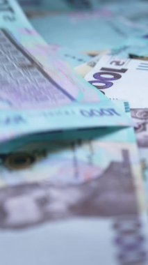 Ukrayna parası - 1000 Hryvnia, yakın plan, dikey video