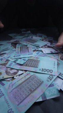 Ukrayna parası - 1000 Hryvnia, yakın plan, dikey video
