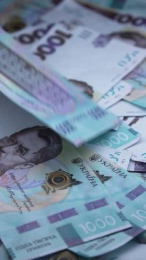 Ukrayna parası - 1000 Hryvnia, yakın plan, dikey video