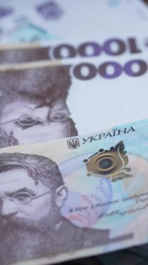 Ukrayna parası - 1000 Hryvnia, yakın plan, dikey video