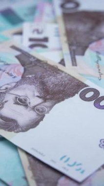 Ukrayna parası - 1000 Hryvnia, yakın plan, dikey video