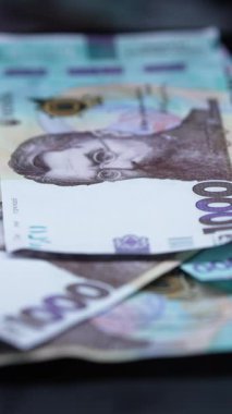 Ukrayna parası - 1000 Hryvnia, yakın plan, dikey video