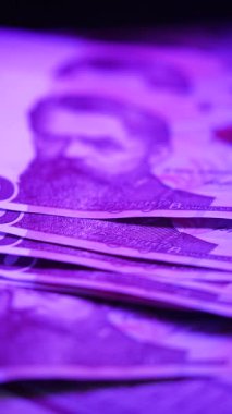 Ukrayna parası - 1000 Hryvnia, yakın plan, dikey video