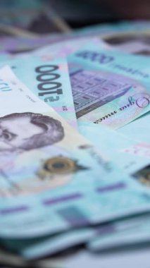 Bin hryvnia - Ukrayna para birimi banknotları, dikey video