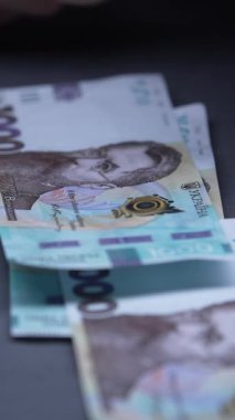 Bin hryvnia - Ukrayna para birimi banknotları, dikey video