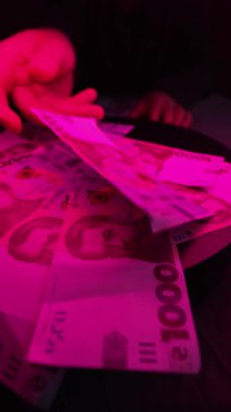 Bin hryvnia - Ukrayna para birimi banknotları, dikey video