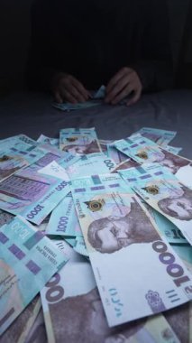 Bin hryvnia - Ukrayna para birimi banknotları, dikey video