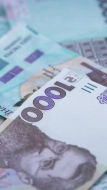 Ukrayna parası - 1000 Hryvnia, yakın plan, dikey video