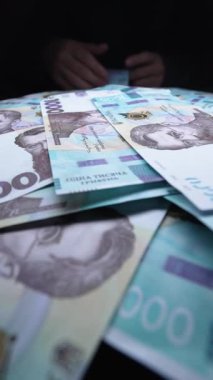Ukrayna parası - 1000 Hryvnia, yakın plan, dikey video