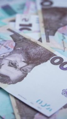 Ukrayna parası - 1000 Hryvnia, yakın plan, dikey video