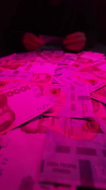 Ukrayna parası - 1000 Hryvnia, yakın plan, dikey video